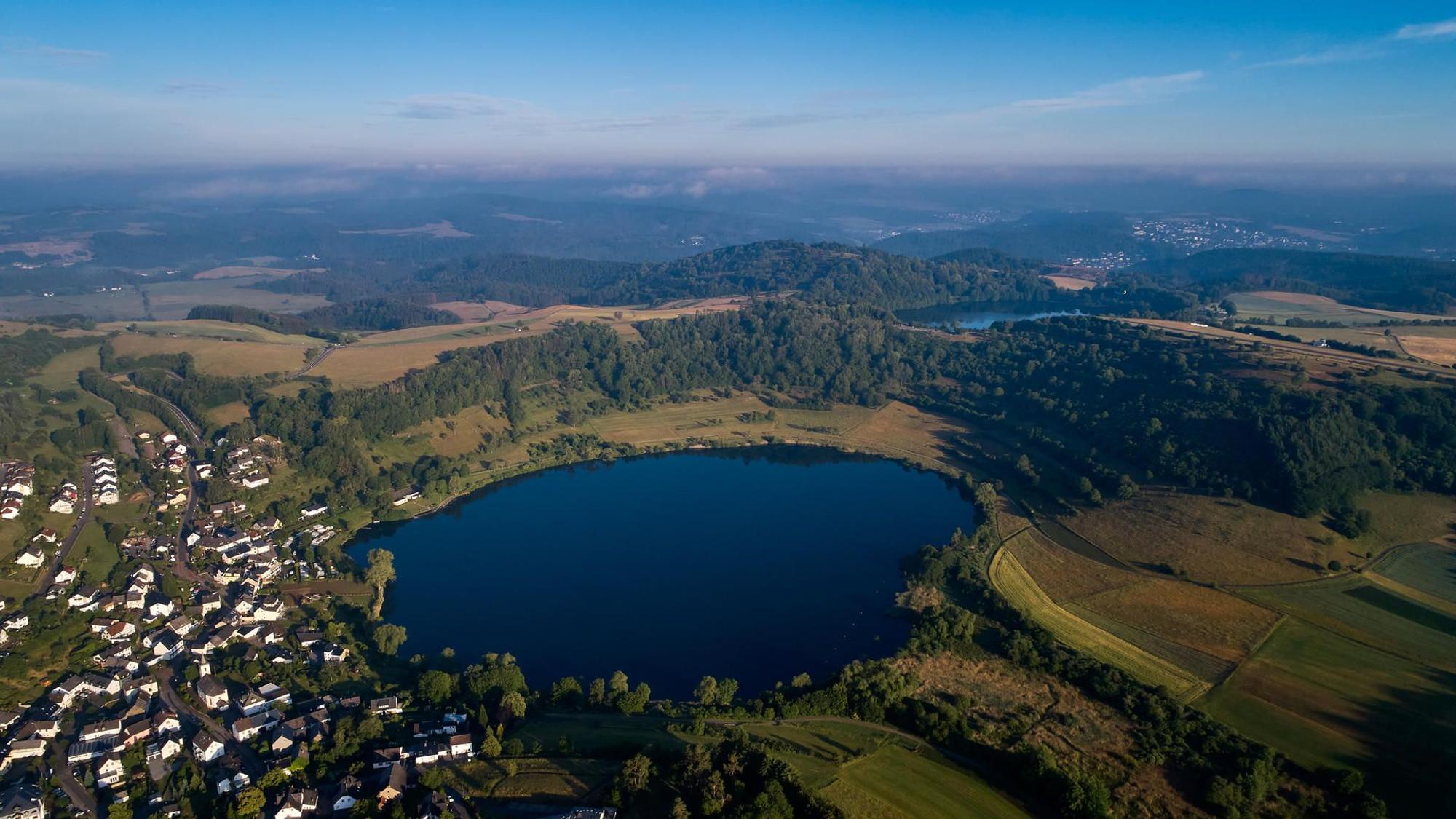 Schalkenmehrener Maar von oben