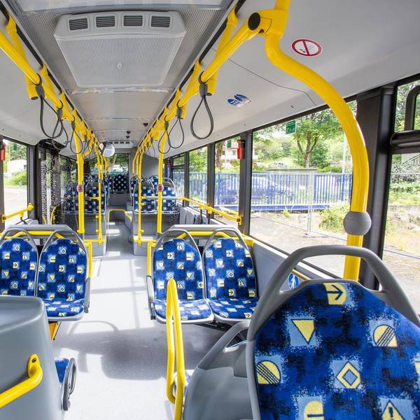 Der Innenraum eines Linienbusses.