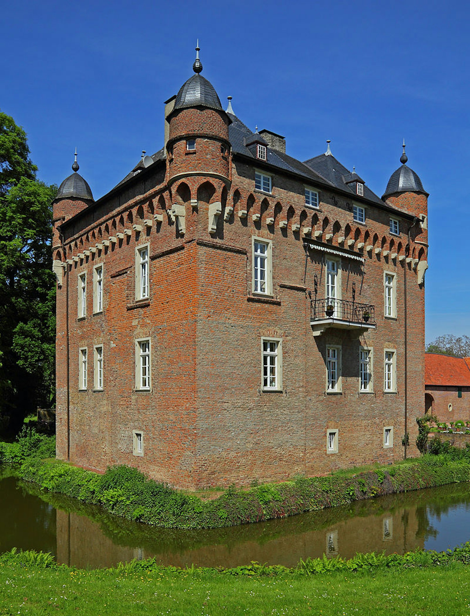 800px-Kerpen_Schloss_Loersfeld_Wasserburg_wiki_A_savin_cc03