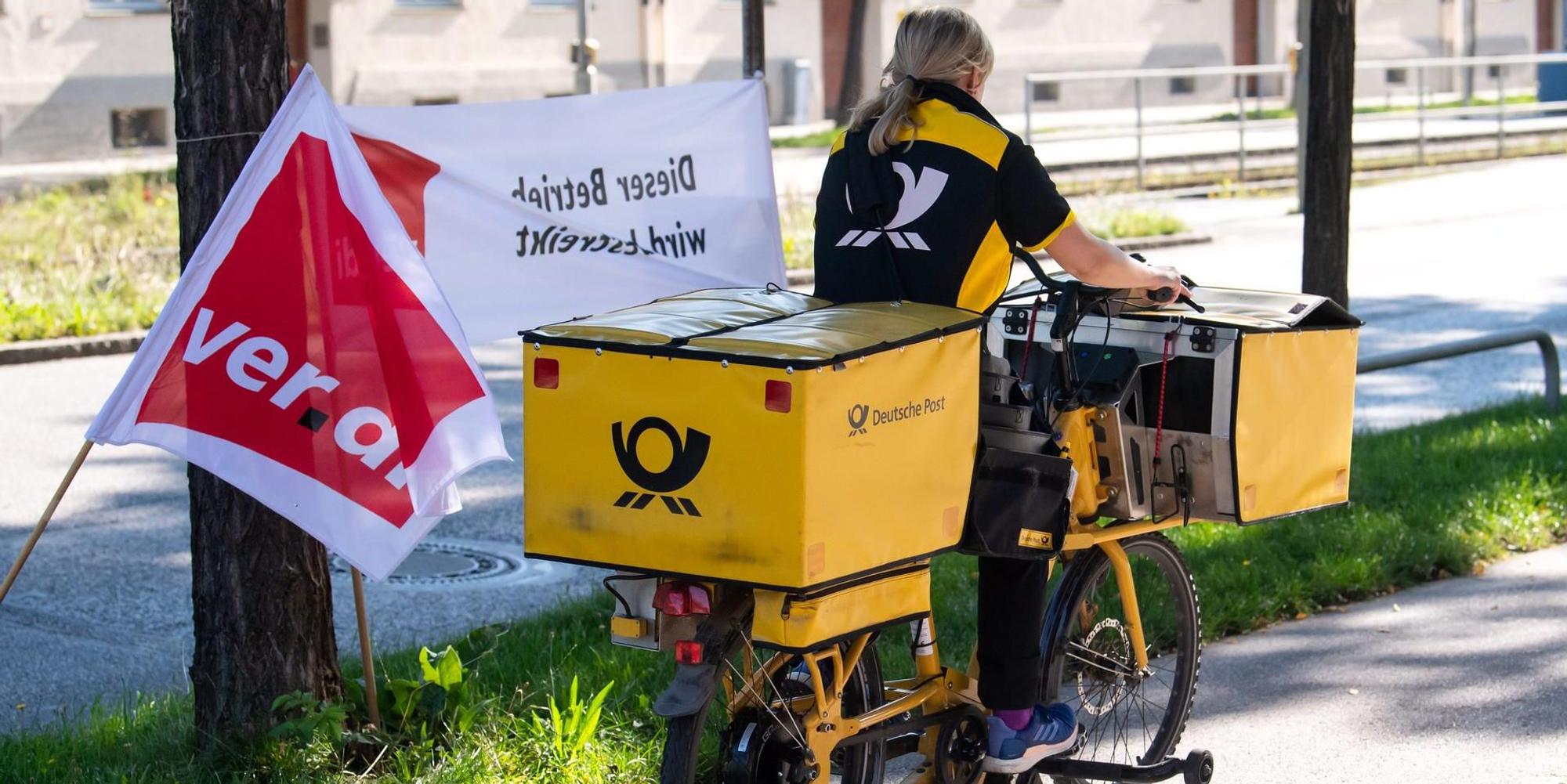 Postbotin mit Verdiflagge