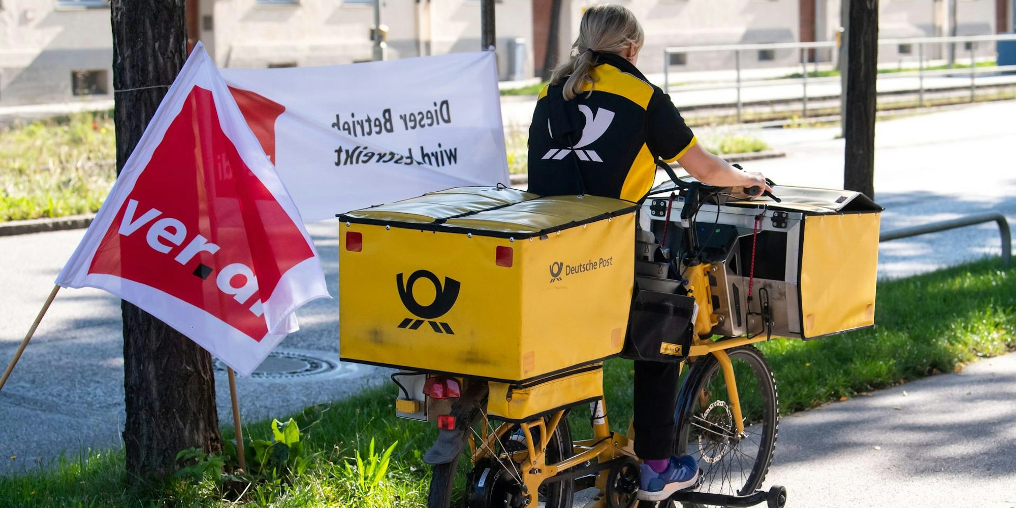 Postbotin mit Verdiflagge