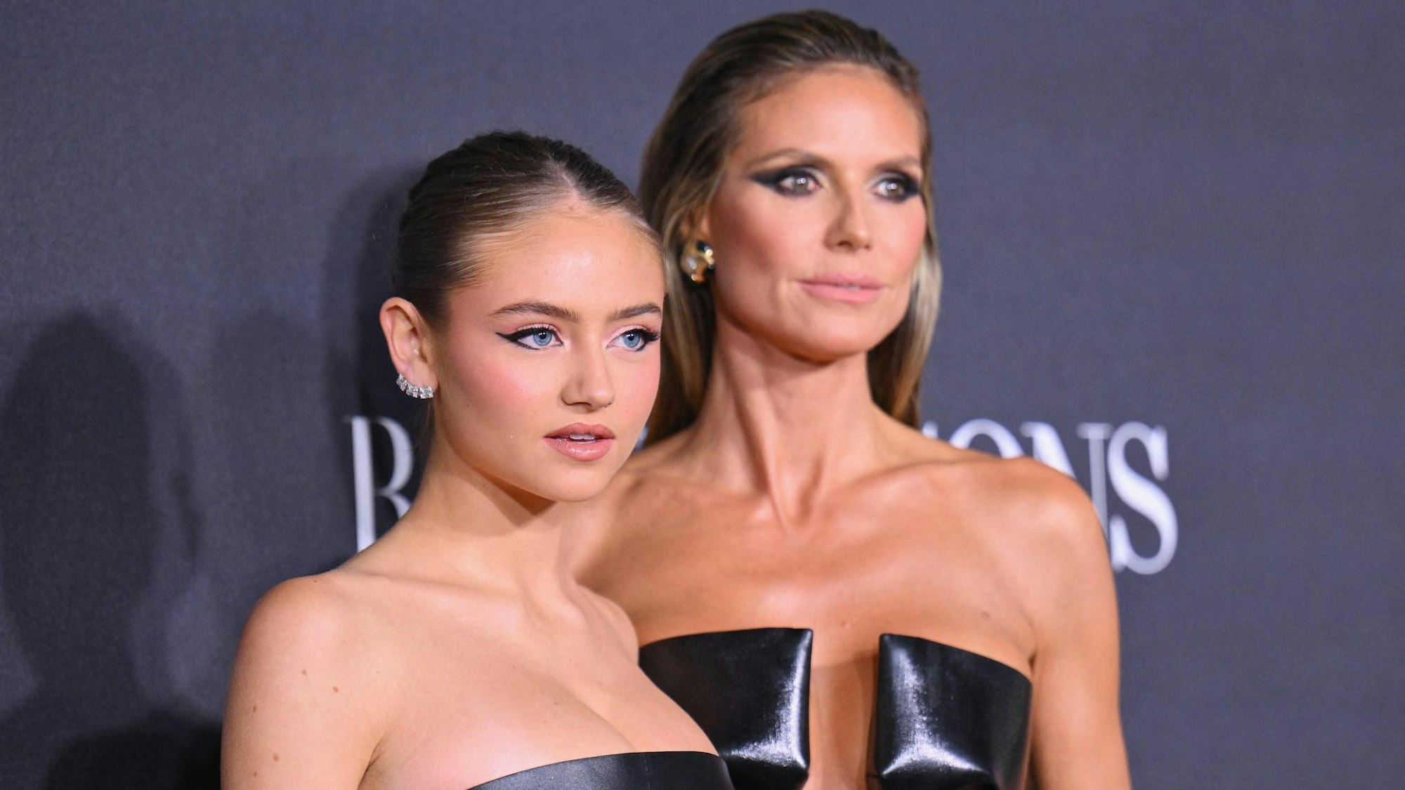 Leni Klum und ihre Mutter Heidi Klum posieren für Fotografen.