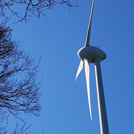Windrad in Elsenroth vor blauem Himmel