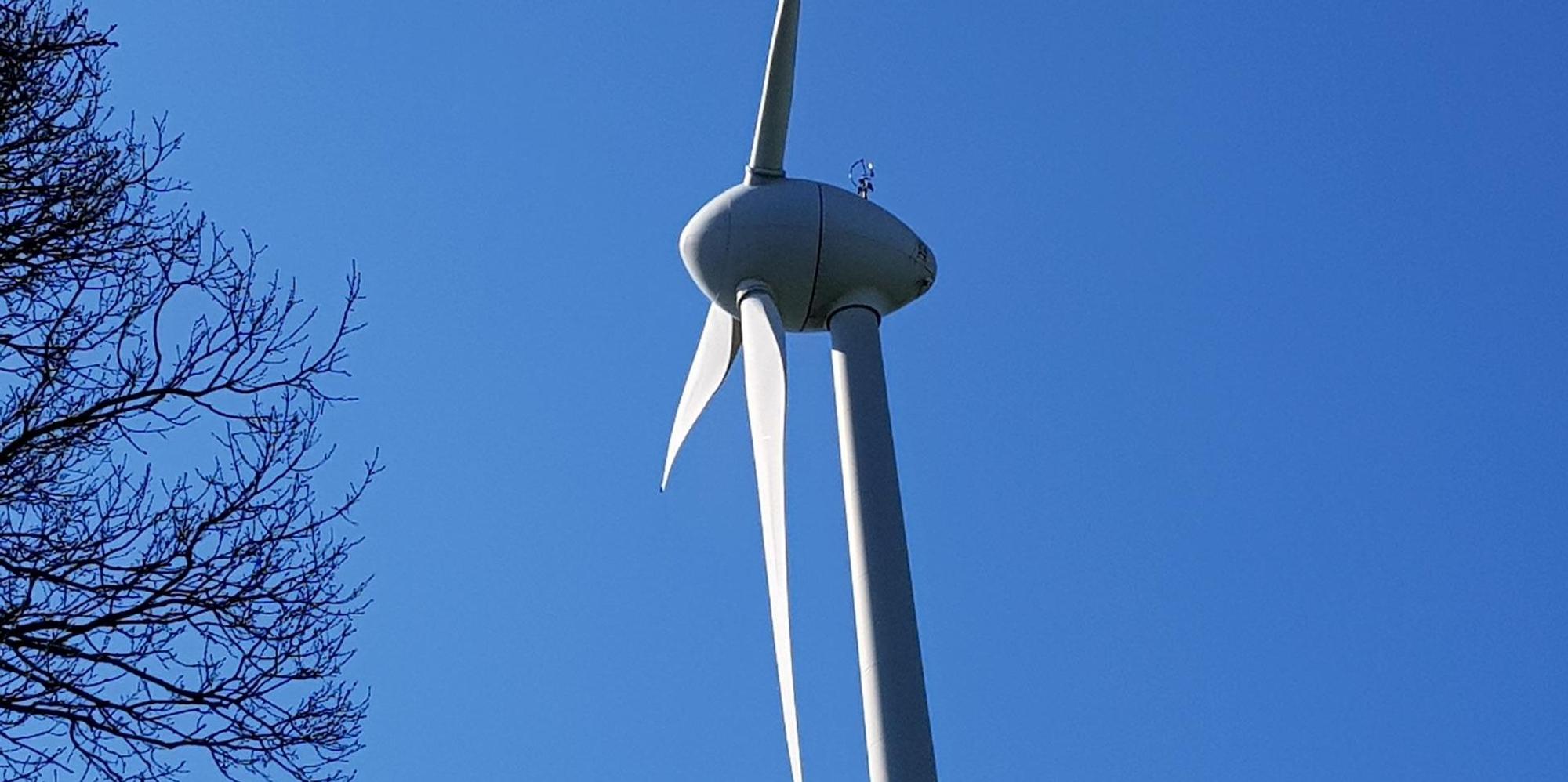 Windrad in Elsenroth vor blauem Himmel