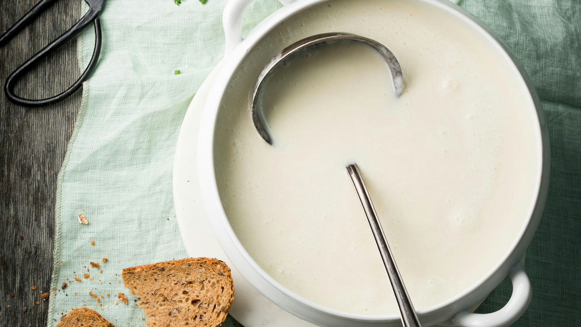 Helle Spargelsuppe, serviert in einer Schale