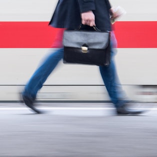 Bahnpendler_56582135