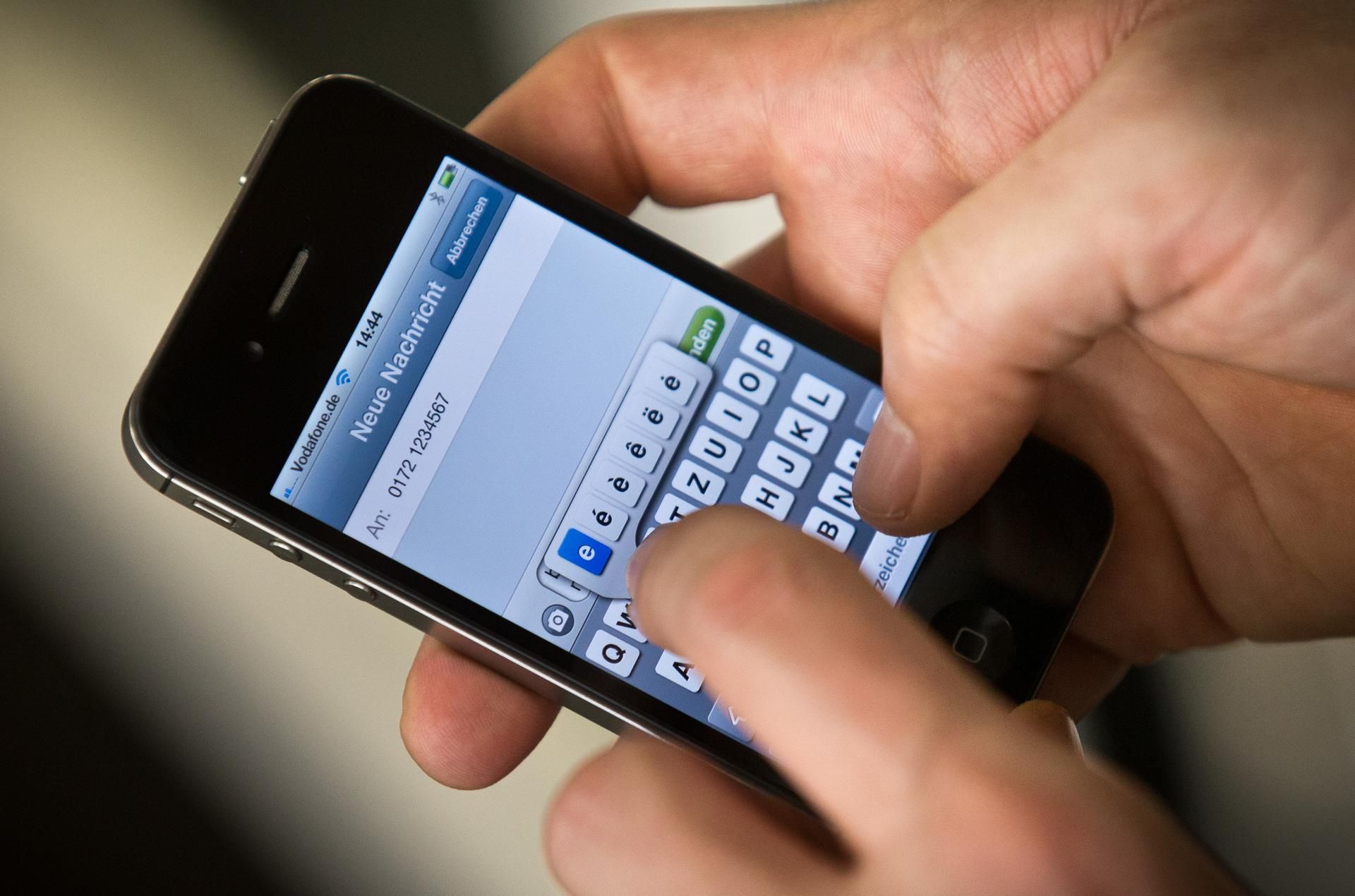 Mann_tippt_Nachricht_auf_Smartphone