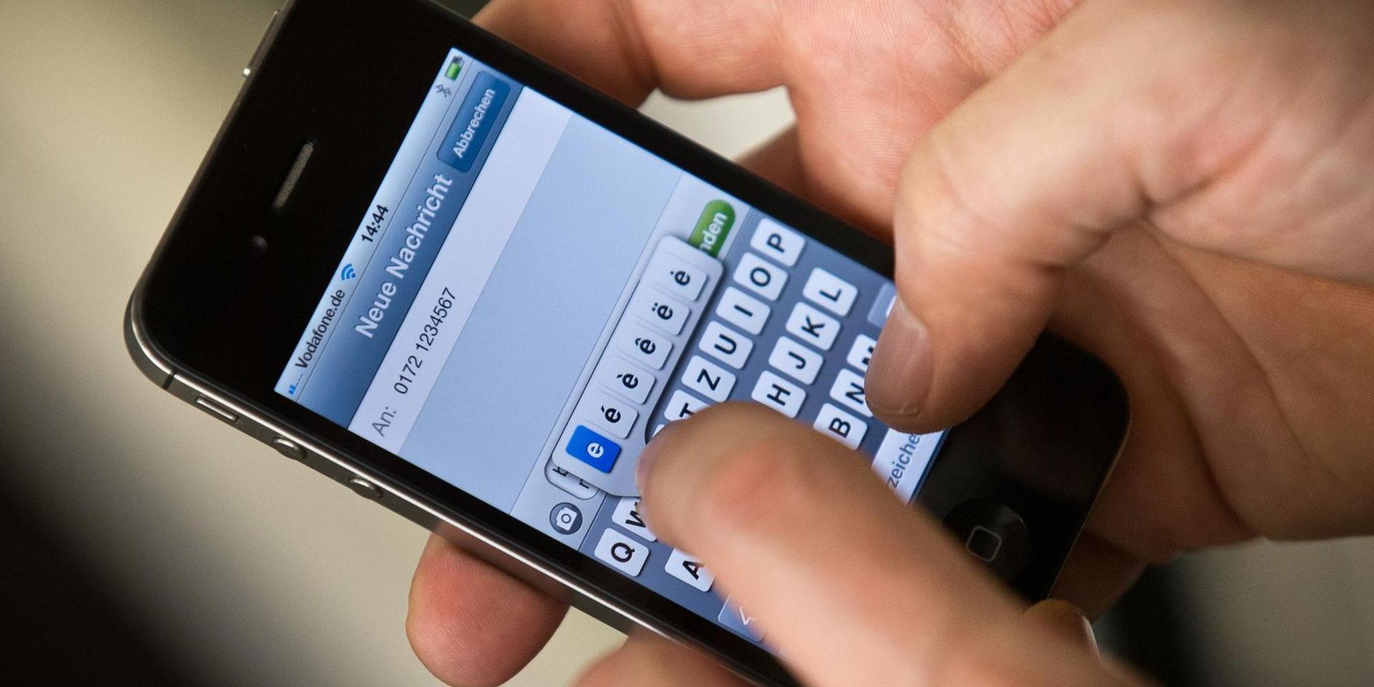 Mann_tippt_Nachricht_auf_Smartphone