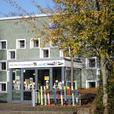 Blick auf den Haupteingang der Schule