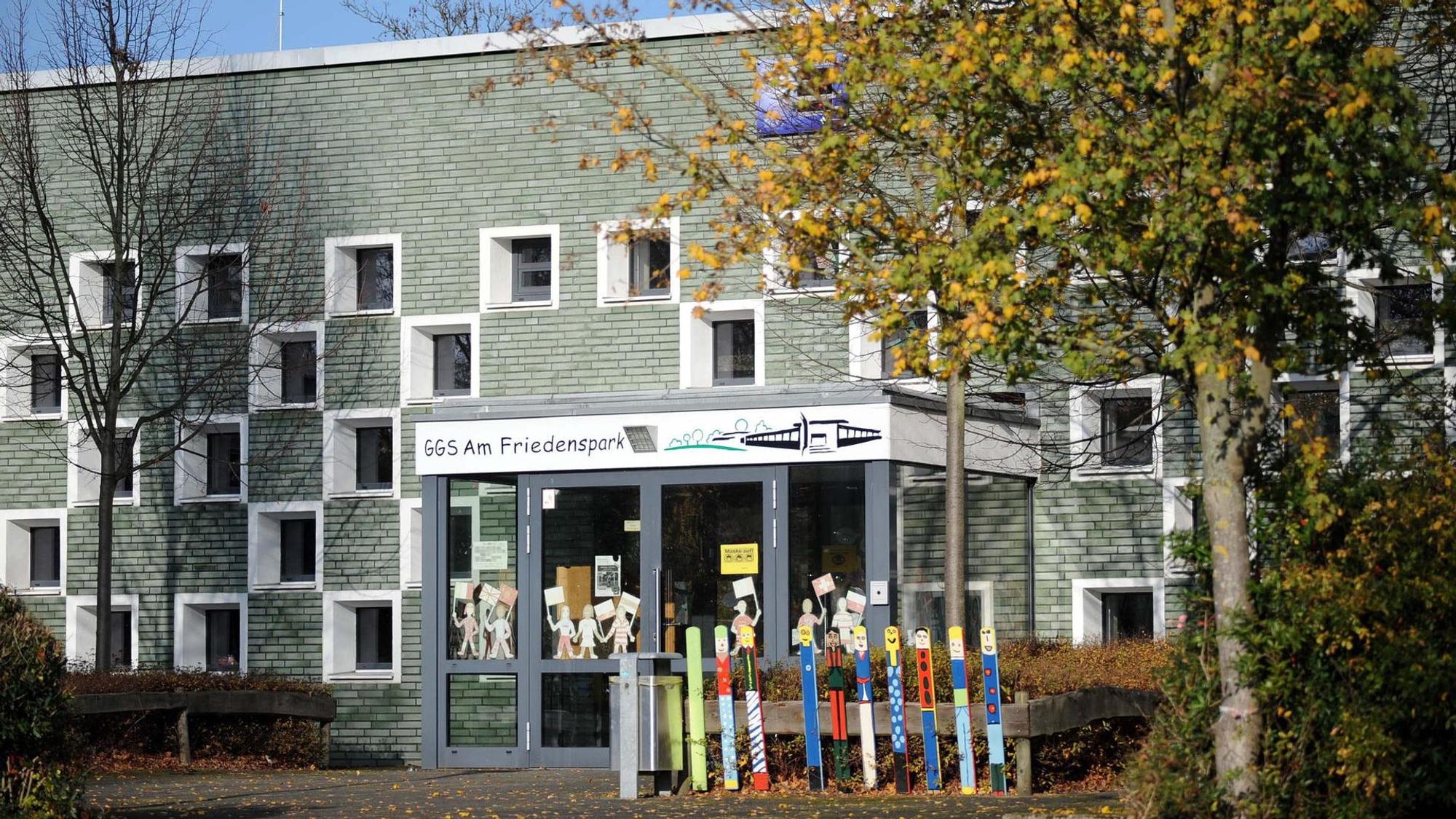 Blick auf den Haupteingang der Schule