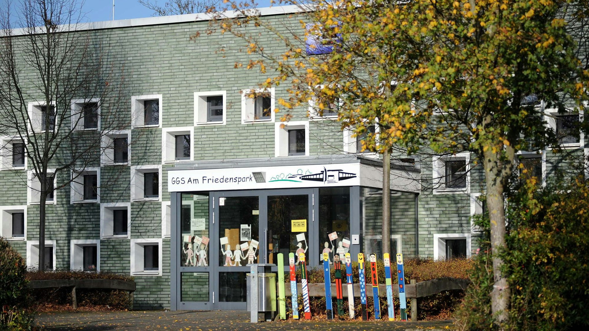 Blick auf den Haupteingang der Schule