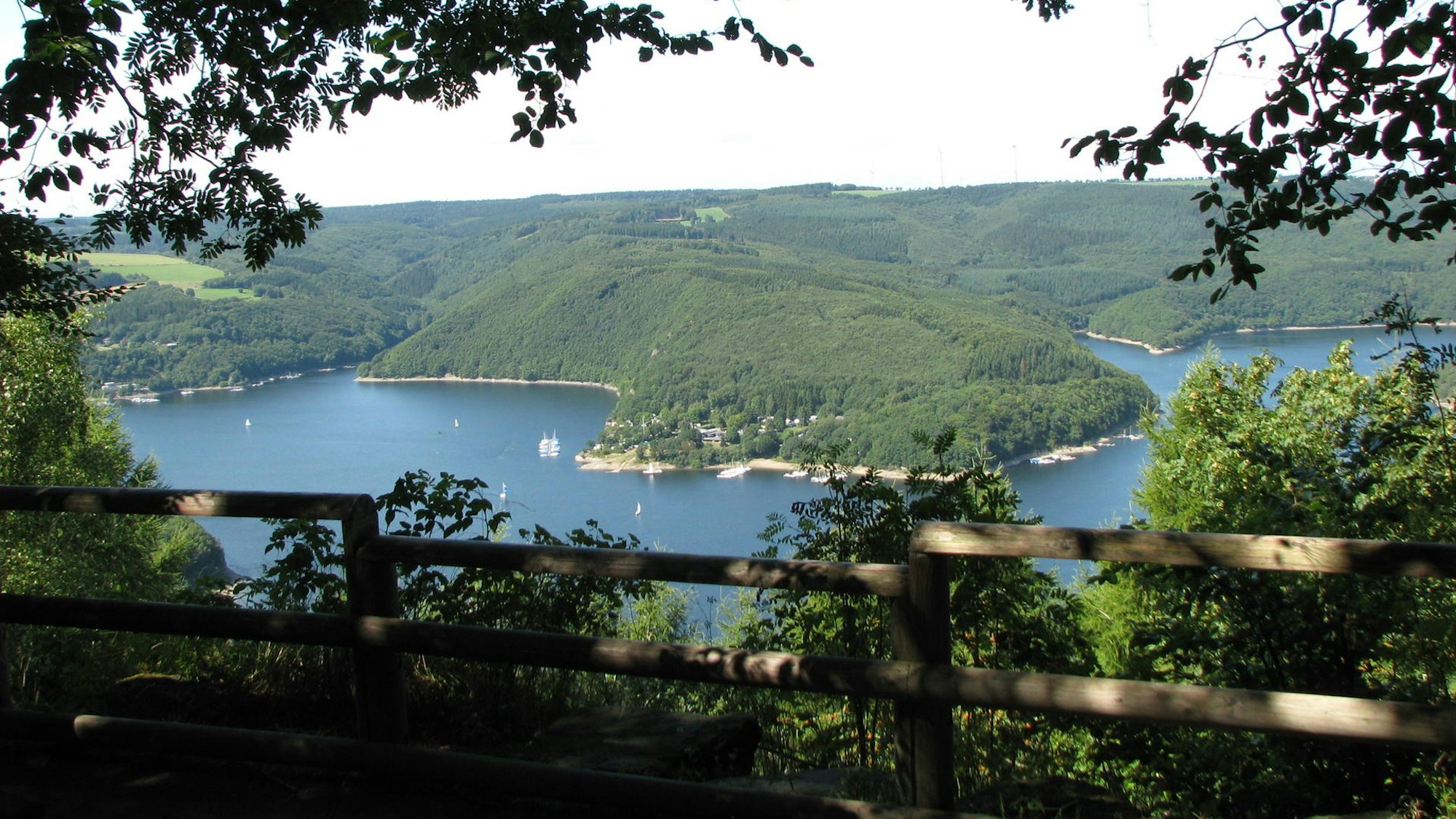 Blick auf den Rursee vom Aussichtspunkt Hirschley in der Eifel.