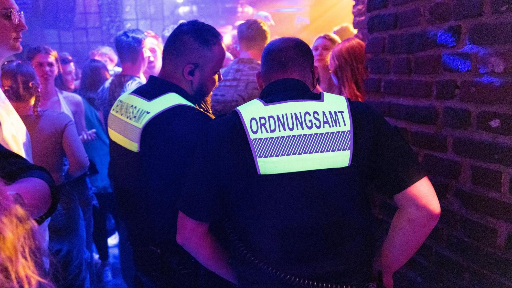 In einem Club im Kwartier Latäng kontrolliert das Ordnungsamt die Regeln für Gaststätten.