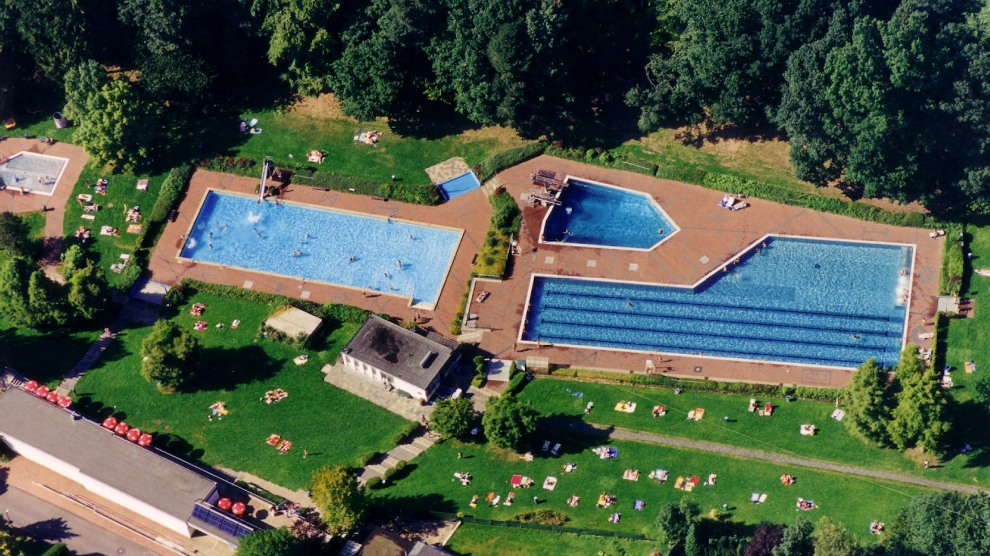 Luftbild des Freibads Milchborntal.
