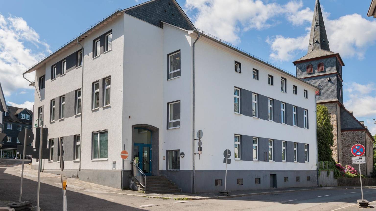 Das Amtsgericht in Waldbröl von außen mit weißer Fassade