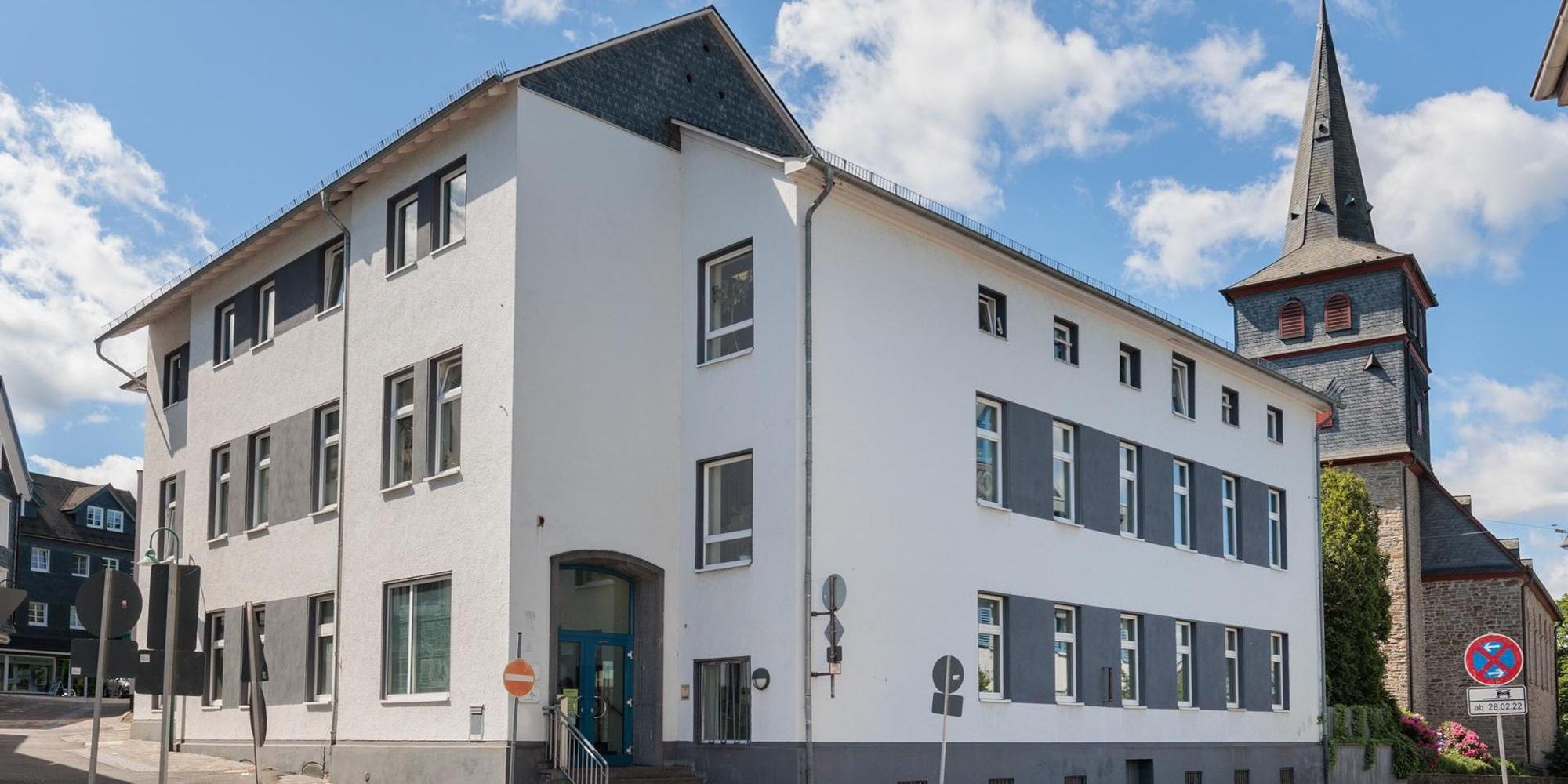 Das Amtsgericht in Waldbröl von außen mit weißer Fassade