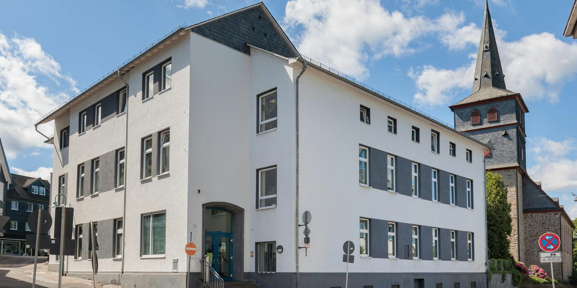 Das Amtsgericht in Waldbröl von außen mit weißer Fassade