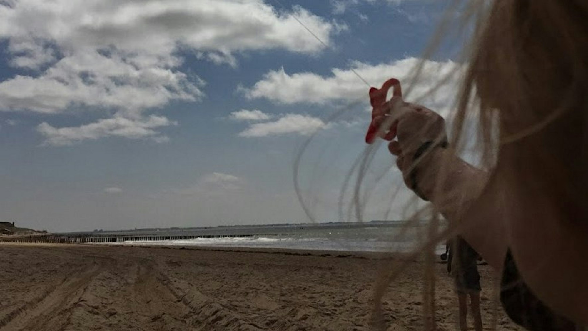 Drachensteigen bei Domburg am Strand.