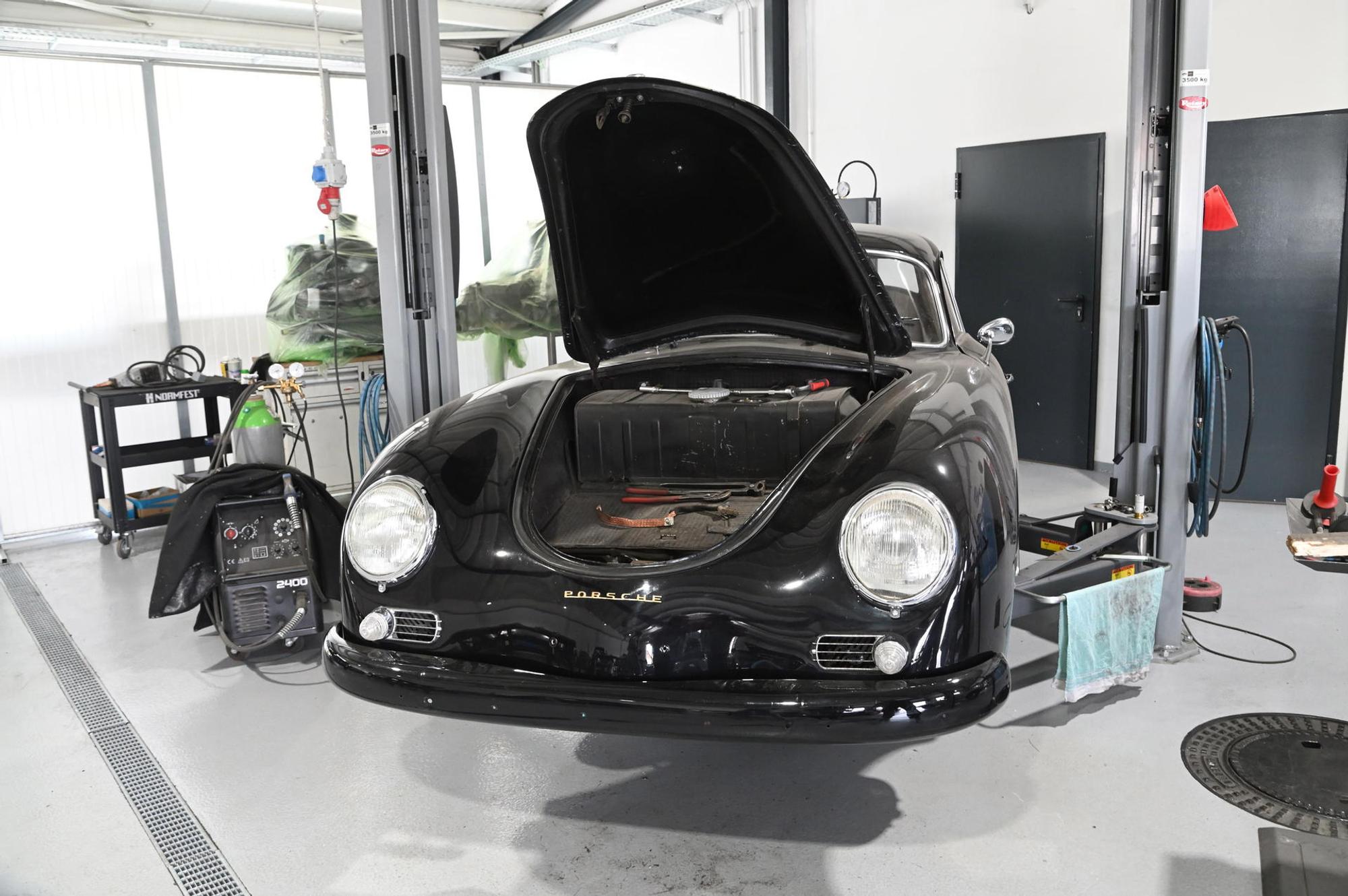 Oldtimer Motorhaube offen 230721