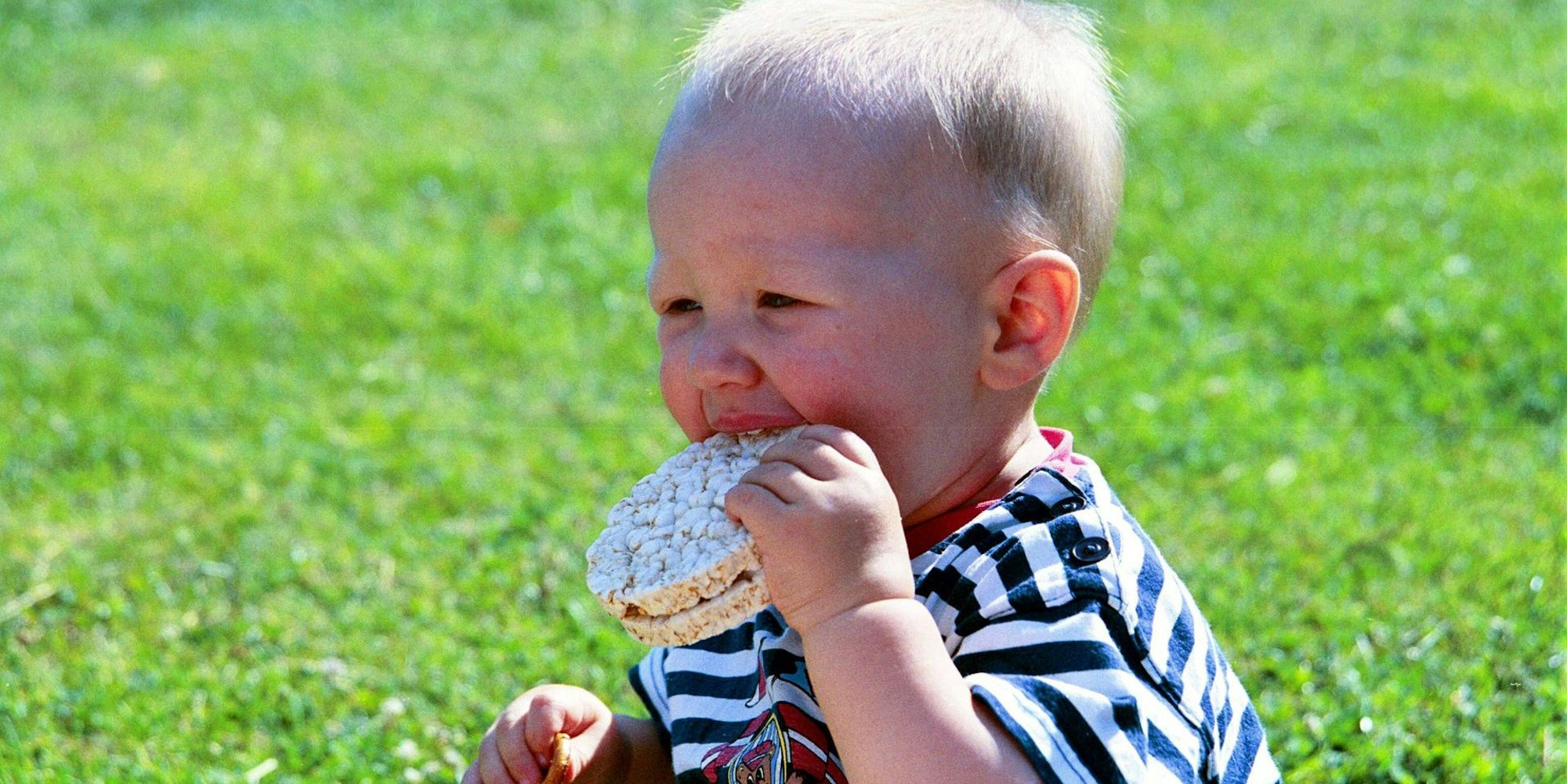 Kleinkind_mit_Reiswaffel_imago