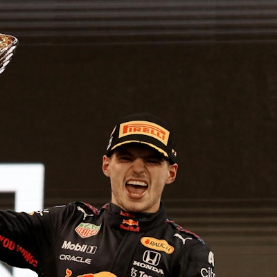 Verstappen mit Pokal