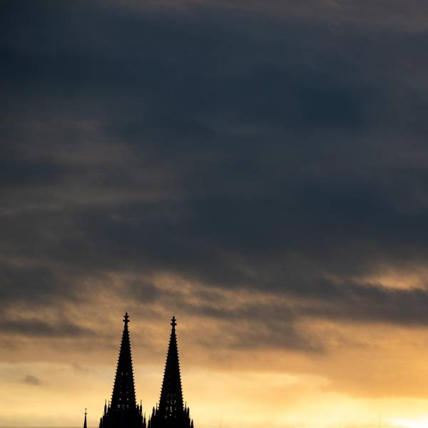 Kölner Dom Wolken dpa