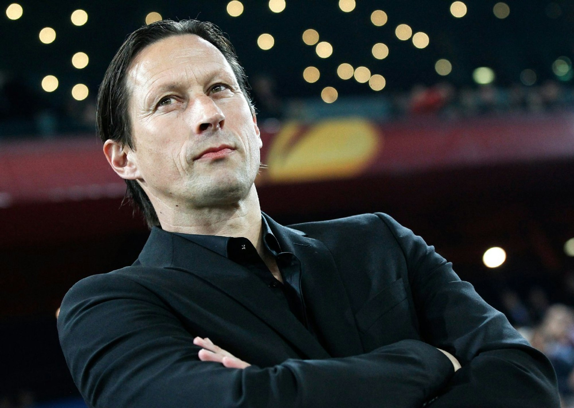 25.02.2023, Portugal, Vizela: FC de Vizela - Benfica Lissabon im Stadion des FC Vizela. Schiedsrichter Roger Schmidt (r) sieht die Rote Karte. Foto: Miguel Pereira/Atlantico Press via ZUMA Press/dpa +++ dpa-Bildfunk +++