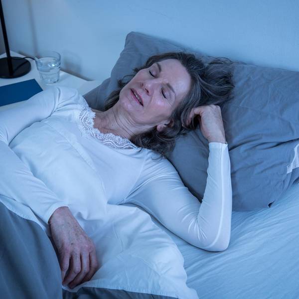 Frau schläft im Bett