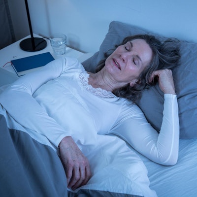 Frau schläft im Bett