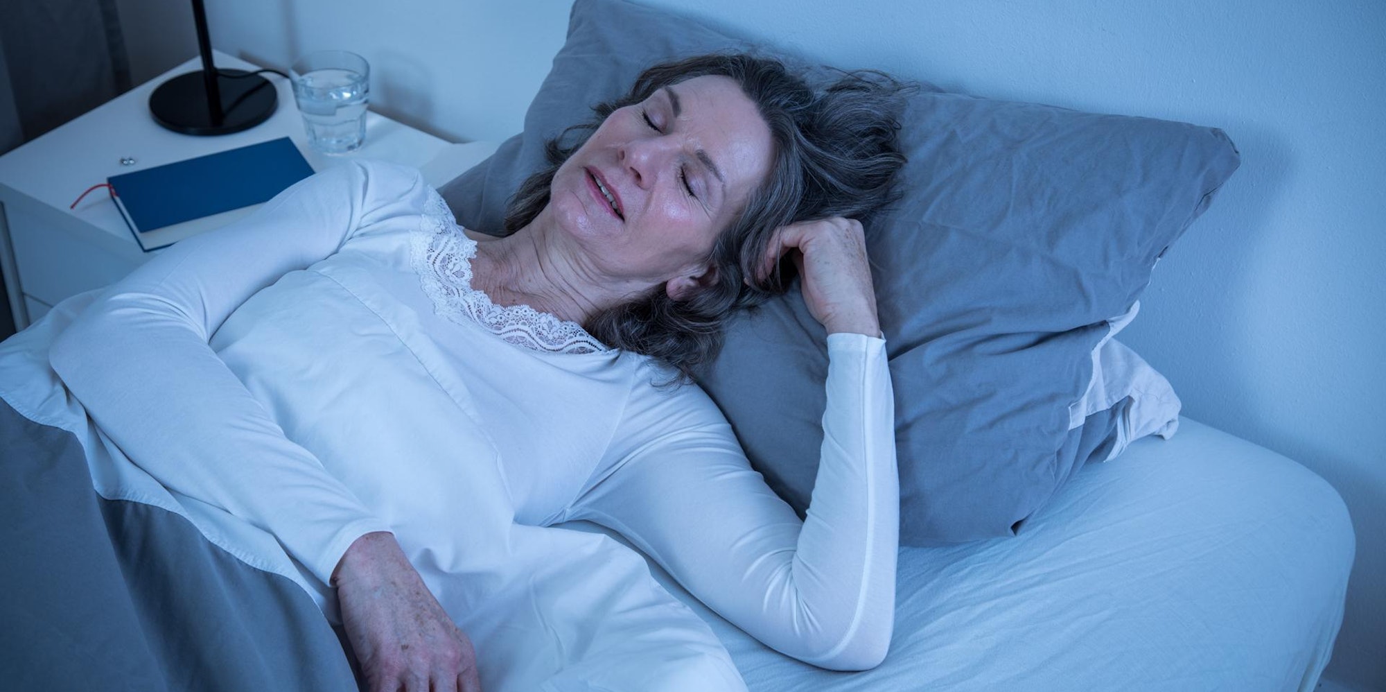 Frau schläft im Bett