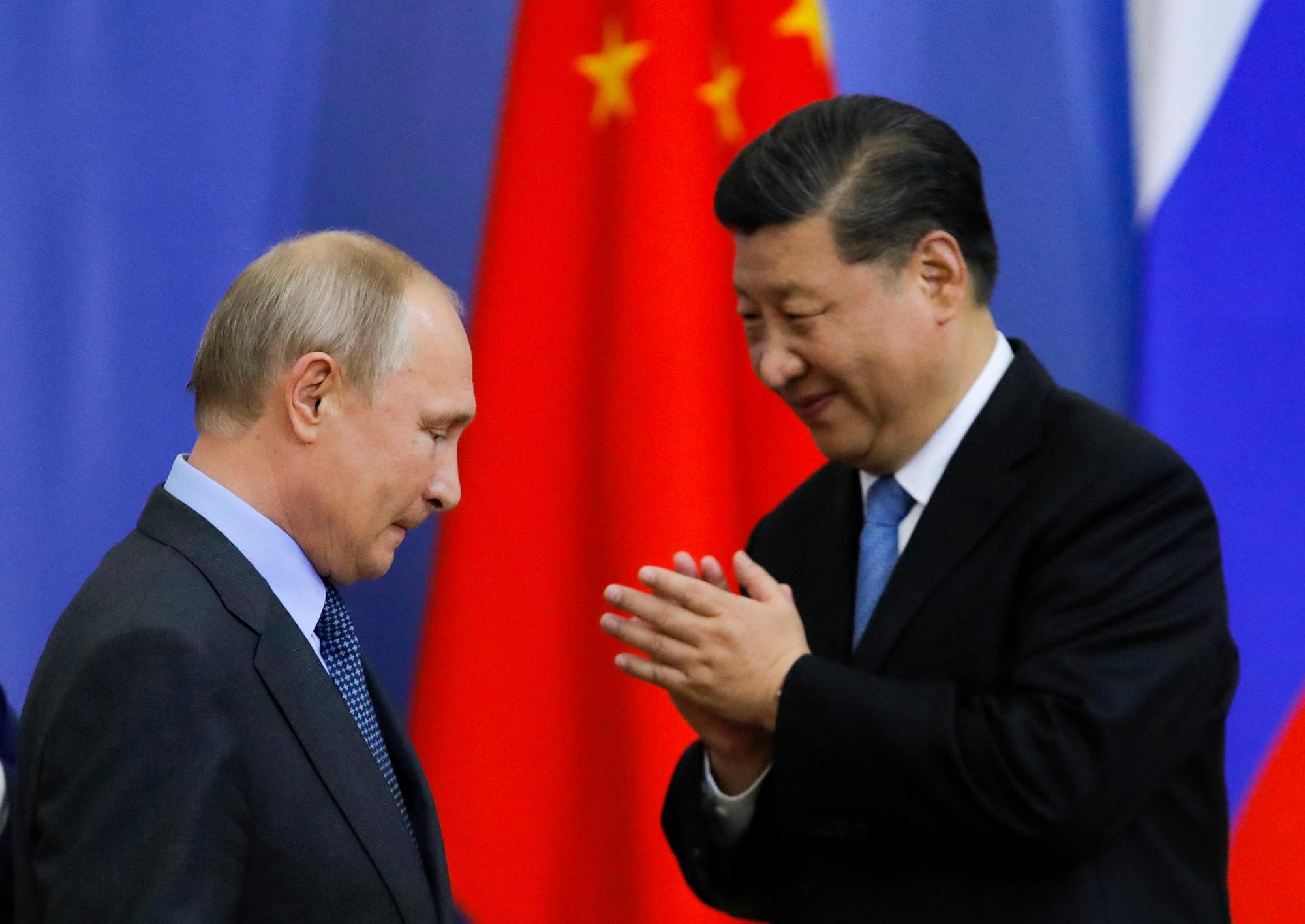 Putin Xi Flaggen