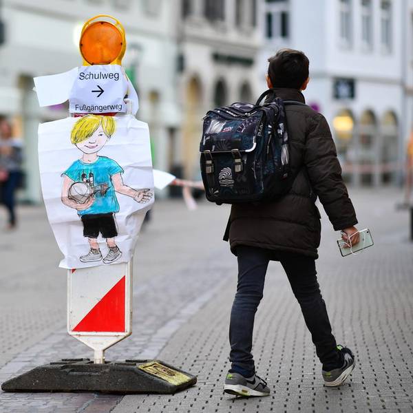 Schüler Schulweg Symbolbild