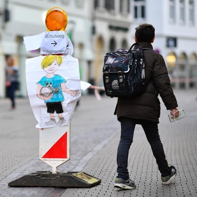 Schüler Schulweg Symbolbild