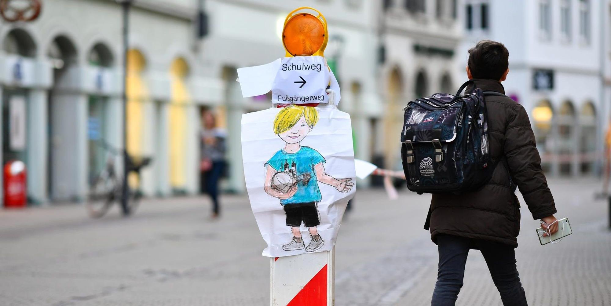 Schüler Schulweg Symbolbild