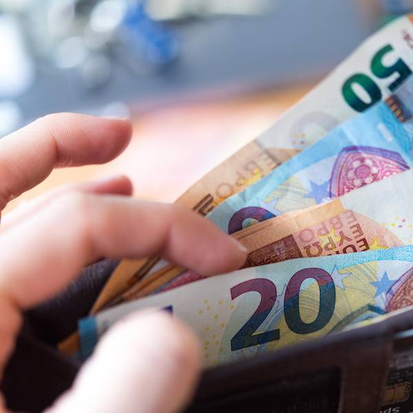 Geldbörse geöffnet mit Scheinen dpa