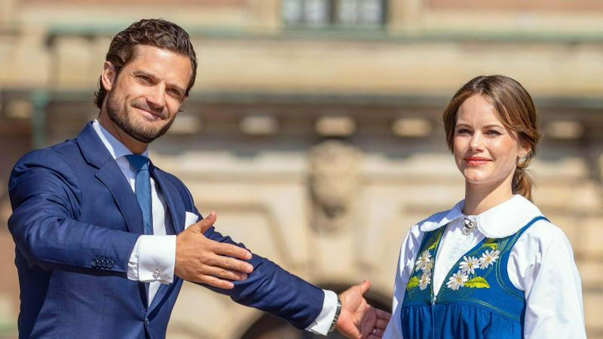 Prinzessin Sofia und ihr Mann Prinz Carl Philip posieren für Fotografen.