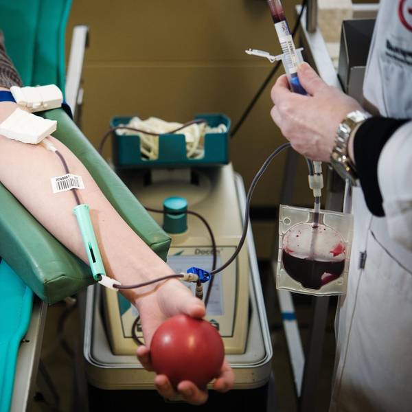 Junge Frau spendet Blut