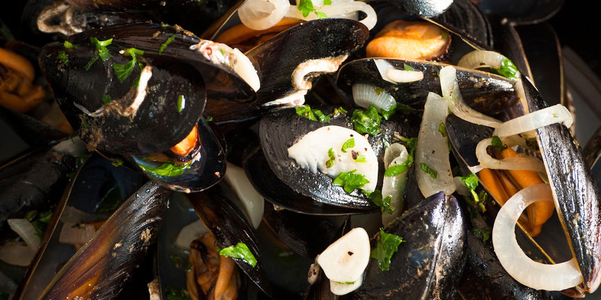 Schwarze_Schale_gelb_39703896