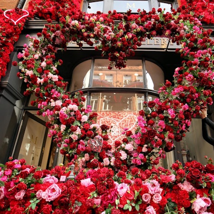 Eine Blumeninstallation an einem Fenster von einem Restaurant oder Laden. (Symbolbild)