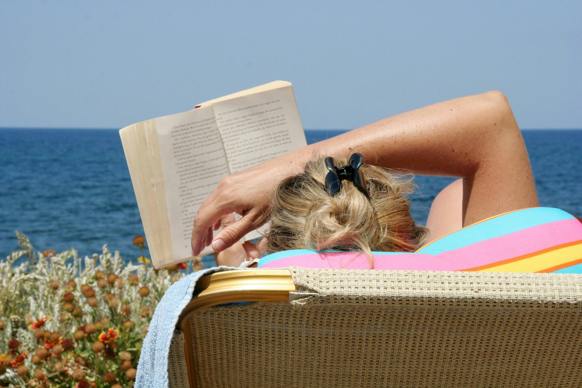 frau_strand_buch_imago