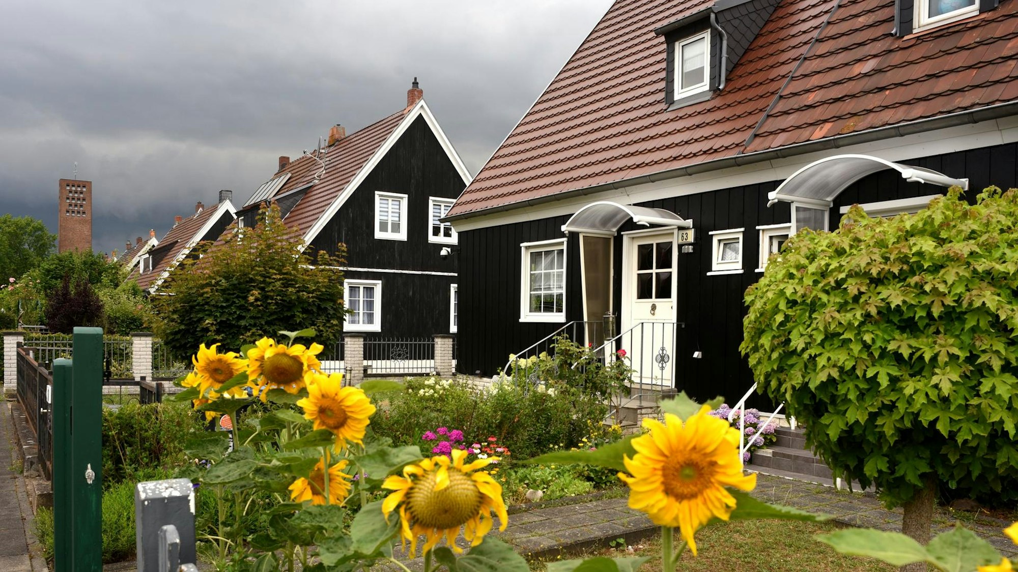 Siedlung mit dunklen Holzhäusern