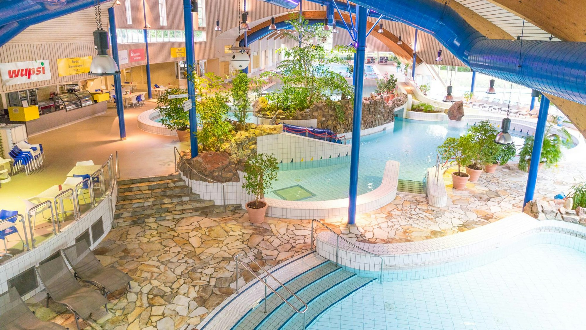 Blick von oben in ein Schwimmbad mit mehreren Becken