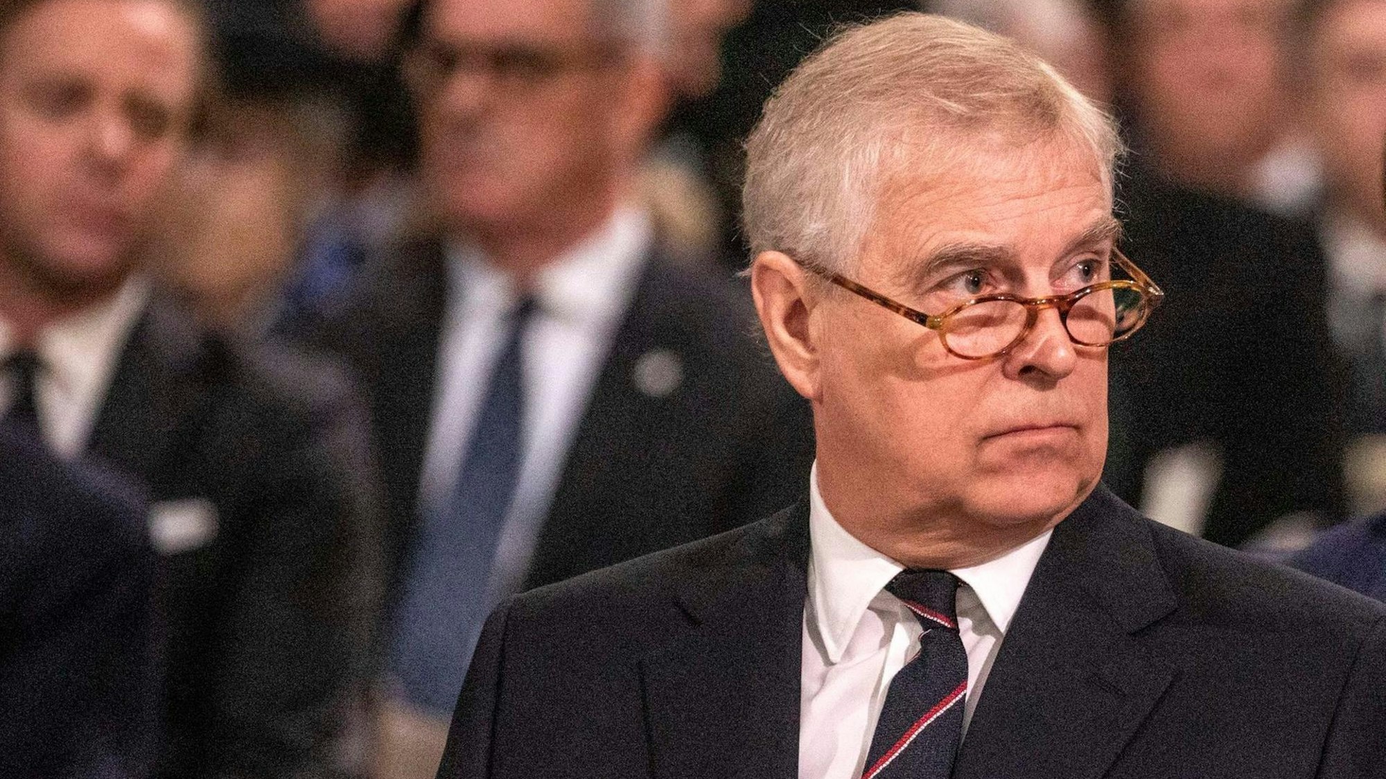 Prinz Andrew schaut zur Seite.