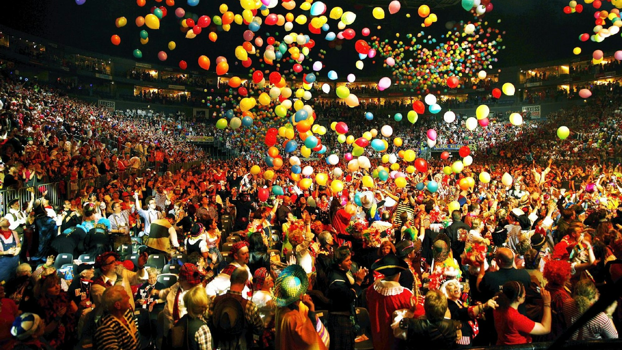 Der Luftballon-Regen darf in der Lachenden Kölnarena nicht fehlen. 4000 Stück werden jeden Abend unterm Hallendach platziert.