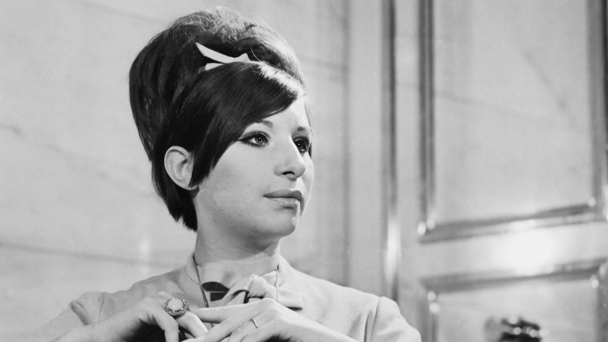 Die junge Barbra Streisand mit weißer Schleife im Haar.