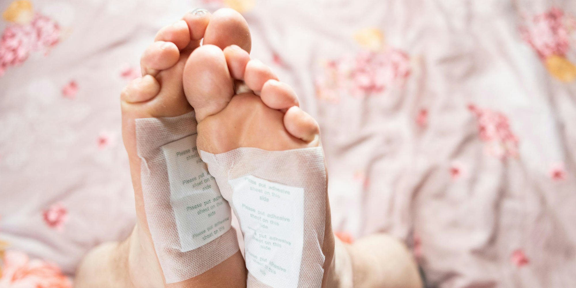 Detox-Pflaster kleben auf Fußsohlen