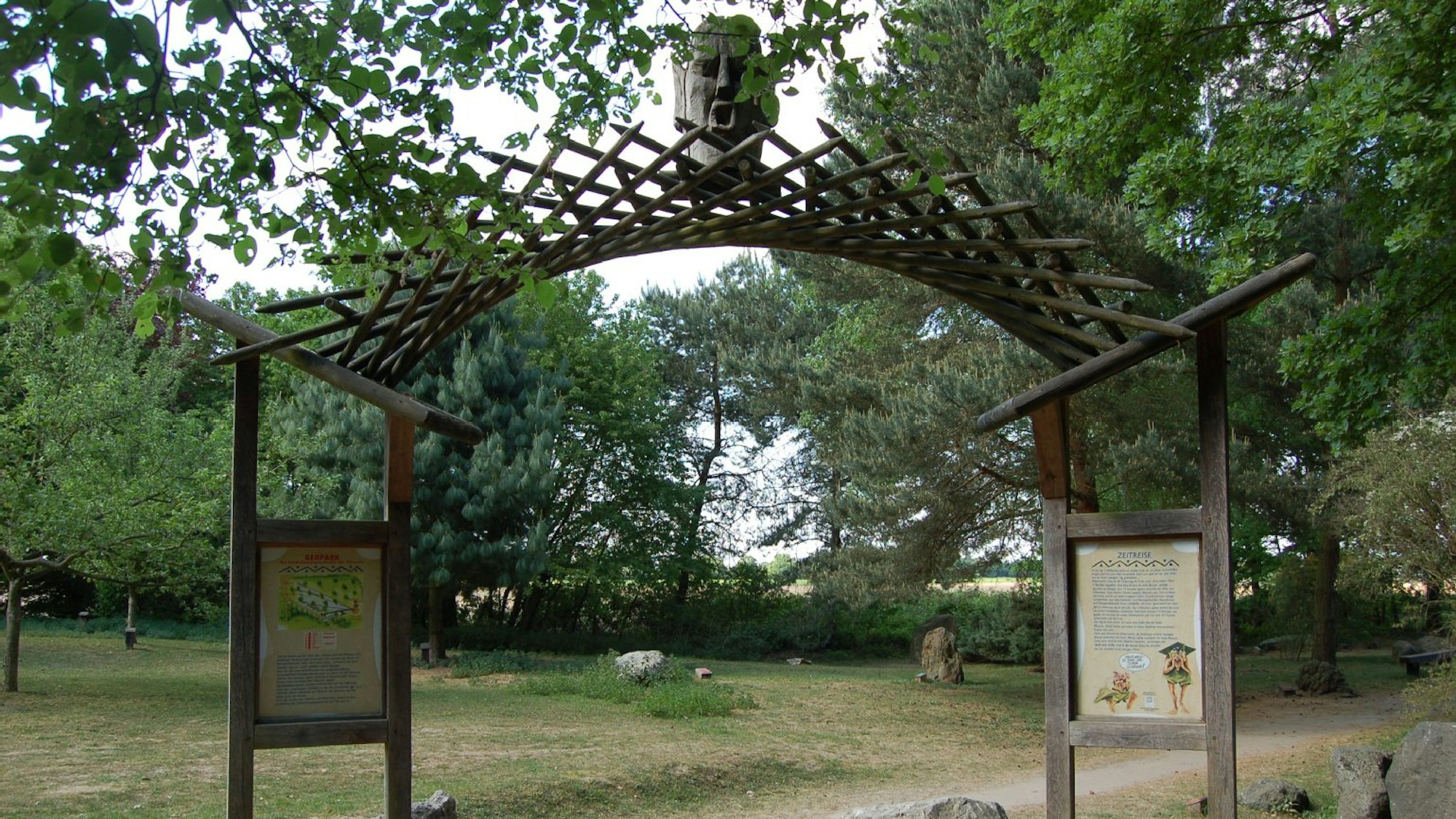 Ein Tor in einen Park in Tannenbusch, Dormagen.