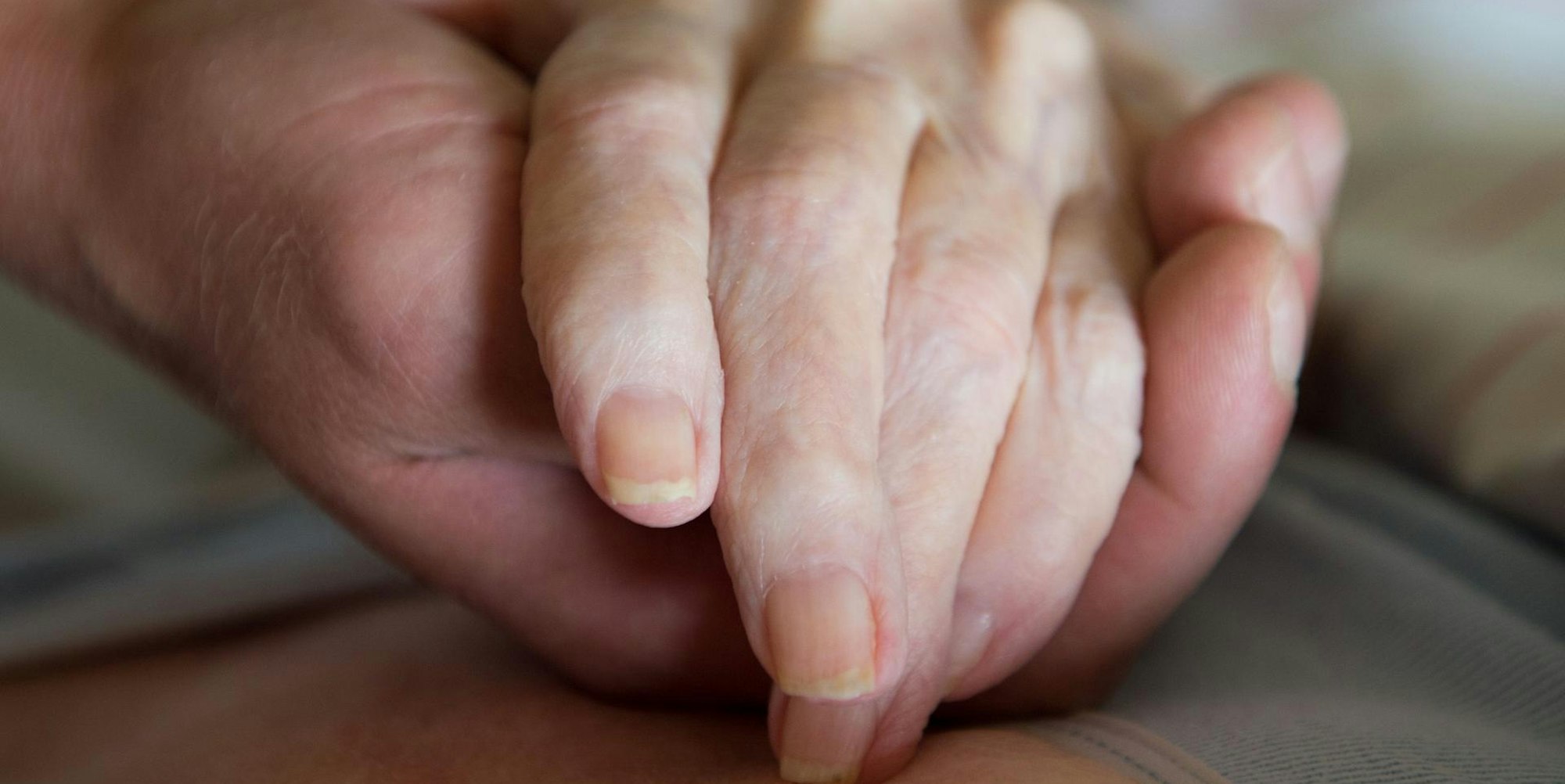 Pflege Symbol Hände dpa