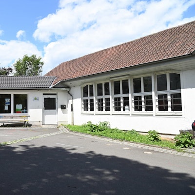 Die Alte Schule in Kürten-Eichhof mit Hof davor