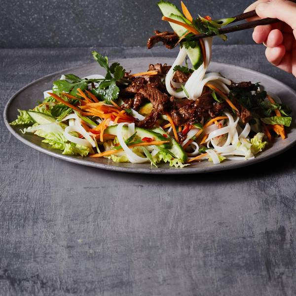 Kalter Nudelsalat mit warmem Rindfleisch ist in Vietnam ein beliebter Klassiker.